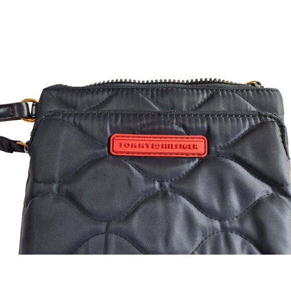 Tommy Hilfiger Wristlet Pouch wallet Zipper Closure Detachable Strap quilted - Picture 3 of 6